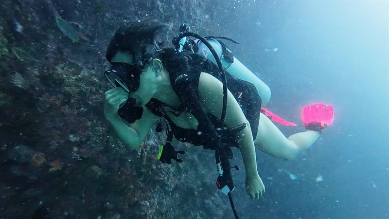 A diver equalising during the descent.