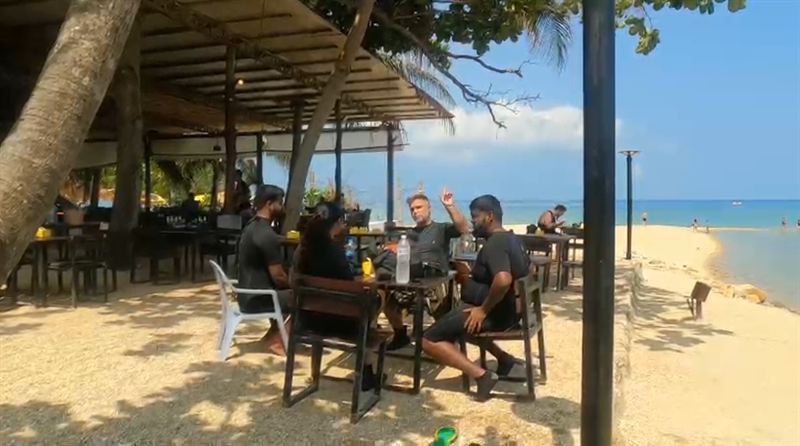 Buceadores comiendo en un restaurante de playa en Koh Ma entre las sesiones de rescate.